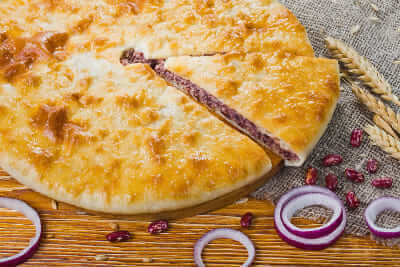 С фасолью и жареным луком
