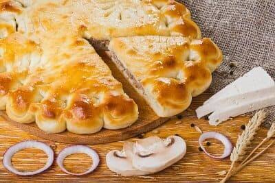 С говядиной, грибами и сыром