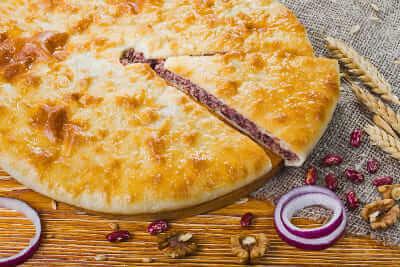 С картофелем, грибами, жареным луком и грецким орехом