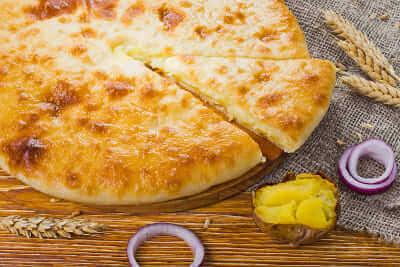 С картофелем и жареным луком