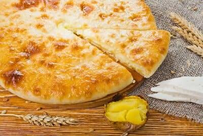С сыром и картофелем (картофджын)