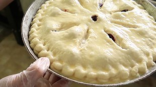 Смазываем маслом пироги перед выпечкой