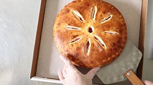 Упаковываем пироги в специальные коробки