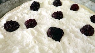 Осетинский пирог с ежевикой